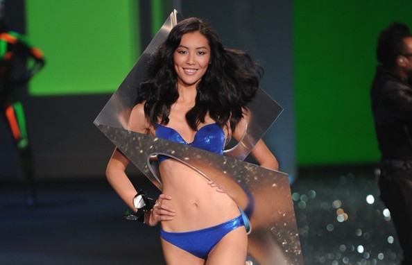 Liu Wen walks the 2009 Victoria's Secret Fashion Show (Zimbio)